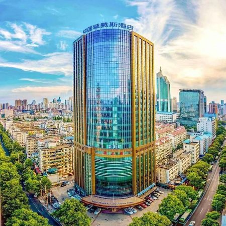 Days Hotel & Suites China Town---Five Minutes To Reach Changsha Station, The Metro Line 2 & Line 6 Are Nearby,Free Gym & Laundromat,Chinese And Western Buffet Breakfast Is Offered On The 31St Floor Екстер'єр фото